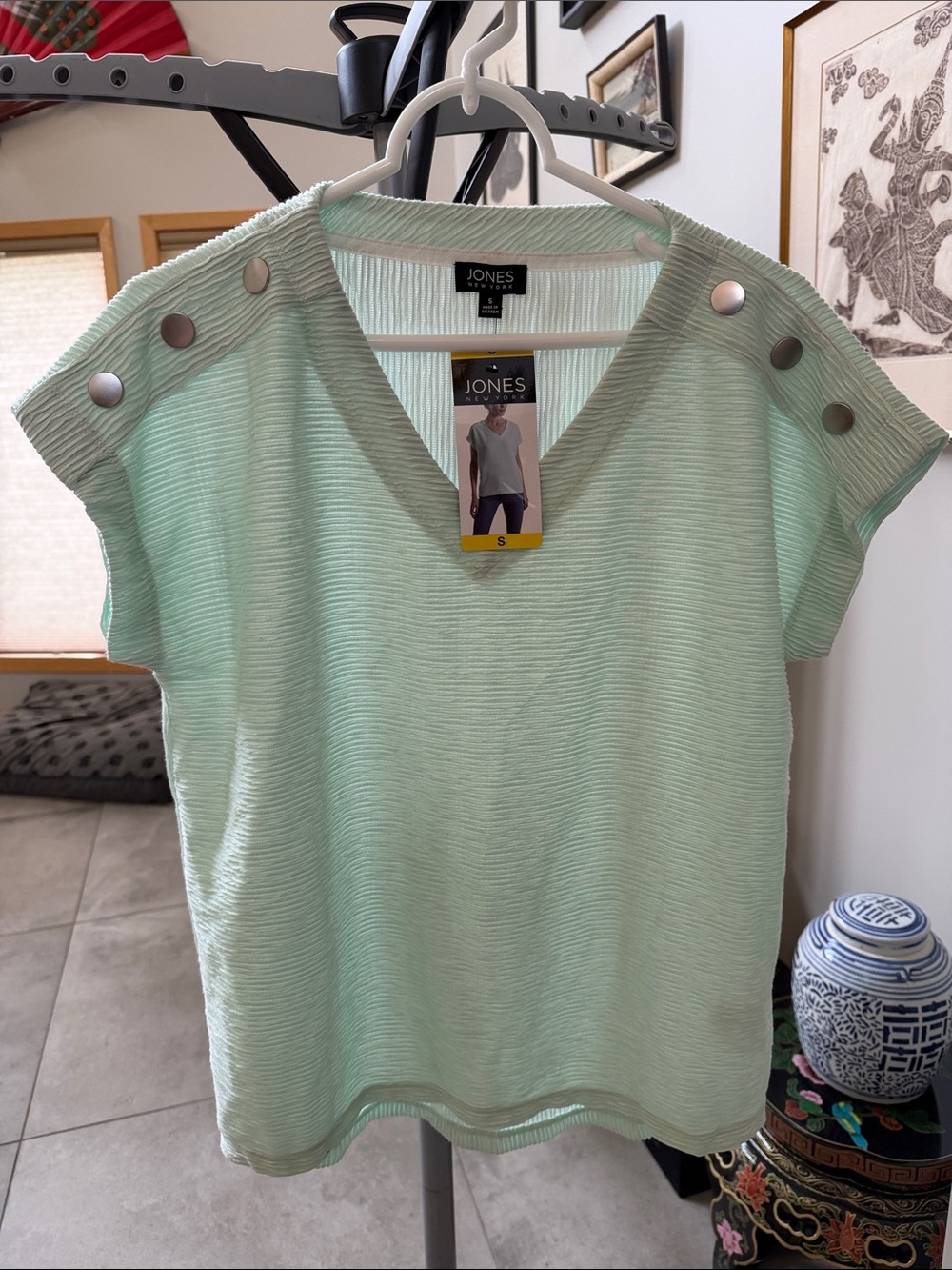Jones New York Mint Green V-Neck Short Sleeve Top Shoulder Buttons Women’s S